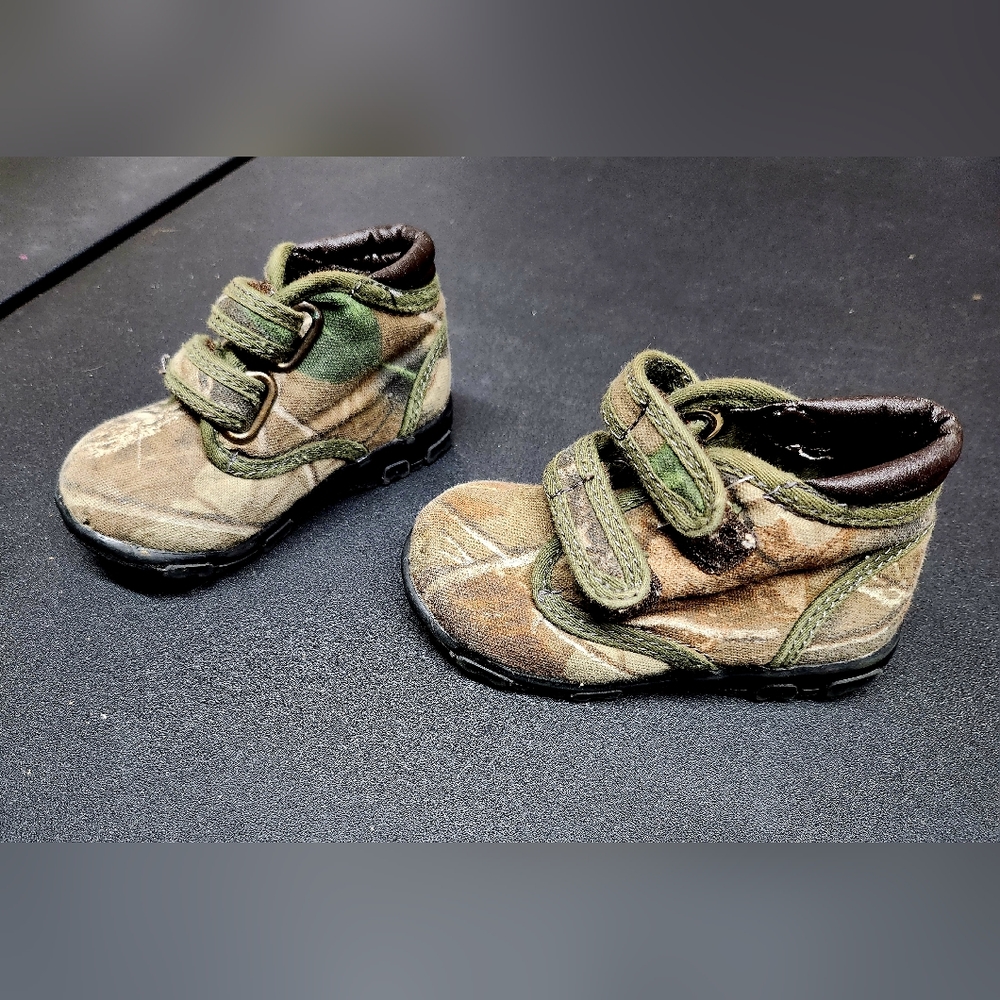 Infant camo boots size 5 toddler